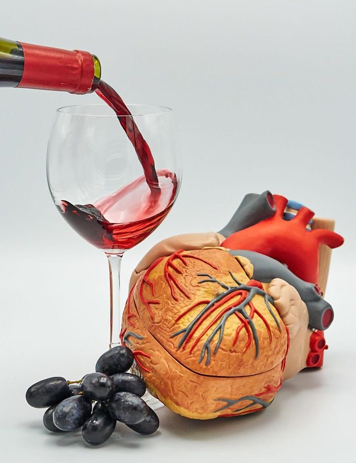 Copa de vino junto a un corazón, símbolo del proyecto