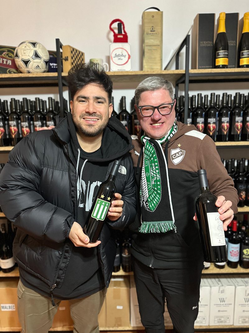 Diego Laneve presentando sus vinos